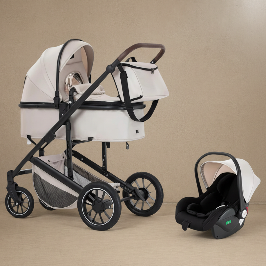 Poussette blanche avec accessoires sur fond béton