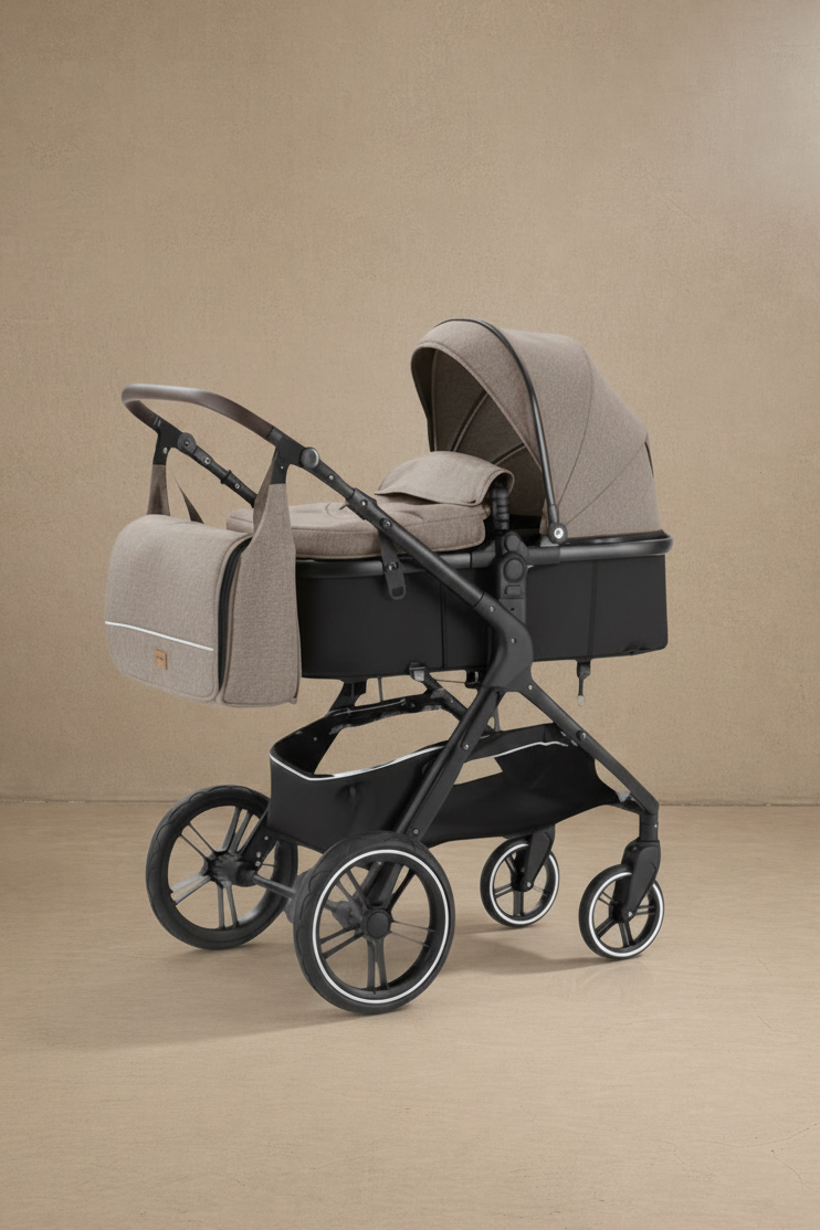 Poussette taupe sur fond béton ciré